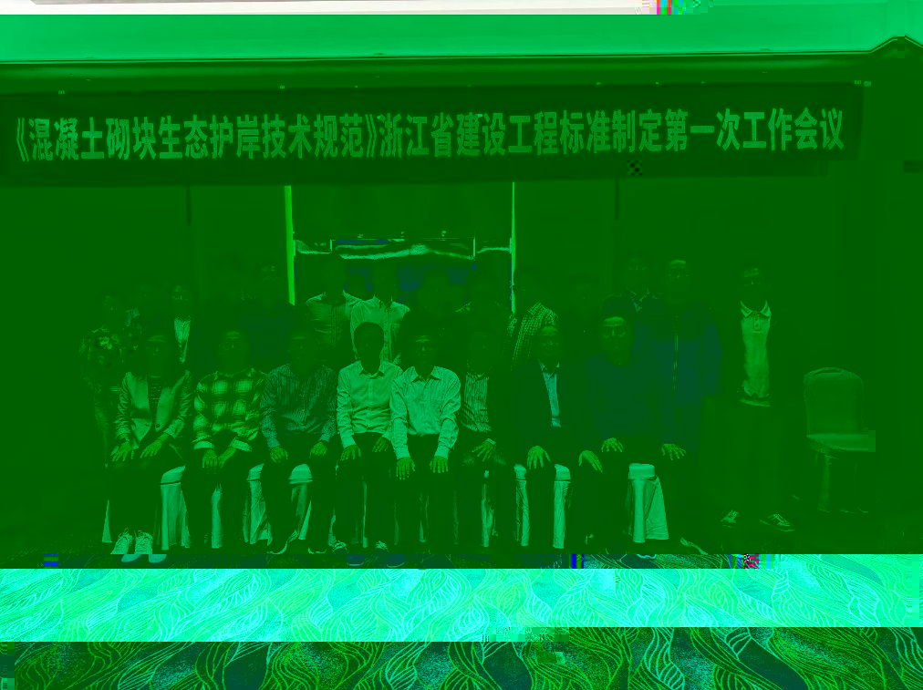 一群人站在一起合影中度可信度描述已自動生成